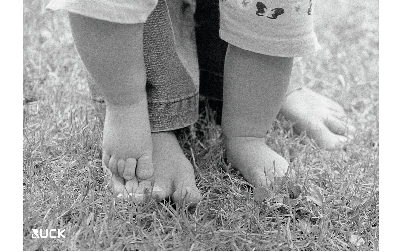 У меня маленький ножка. Детские ножки по дорожке. Большие ноги шли по дороге маленькие ножки. Детские ножки на плитке. Нога ребенка Постер.